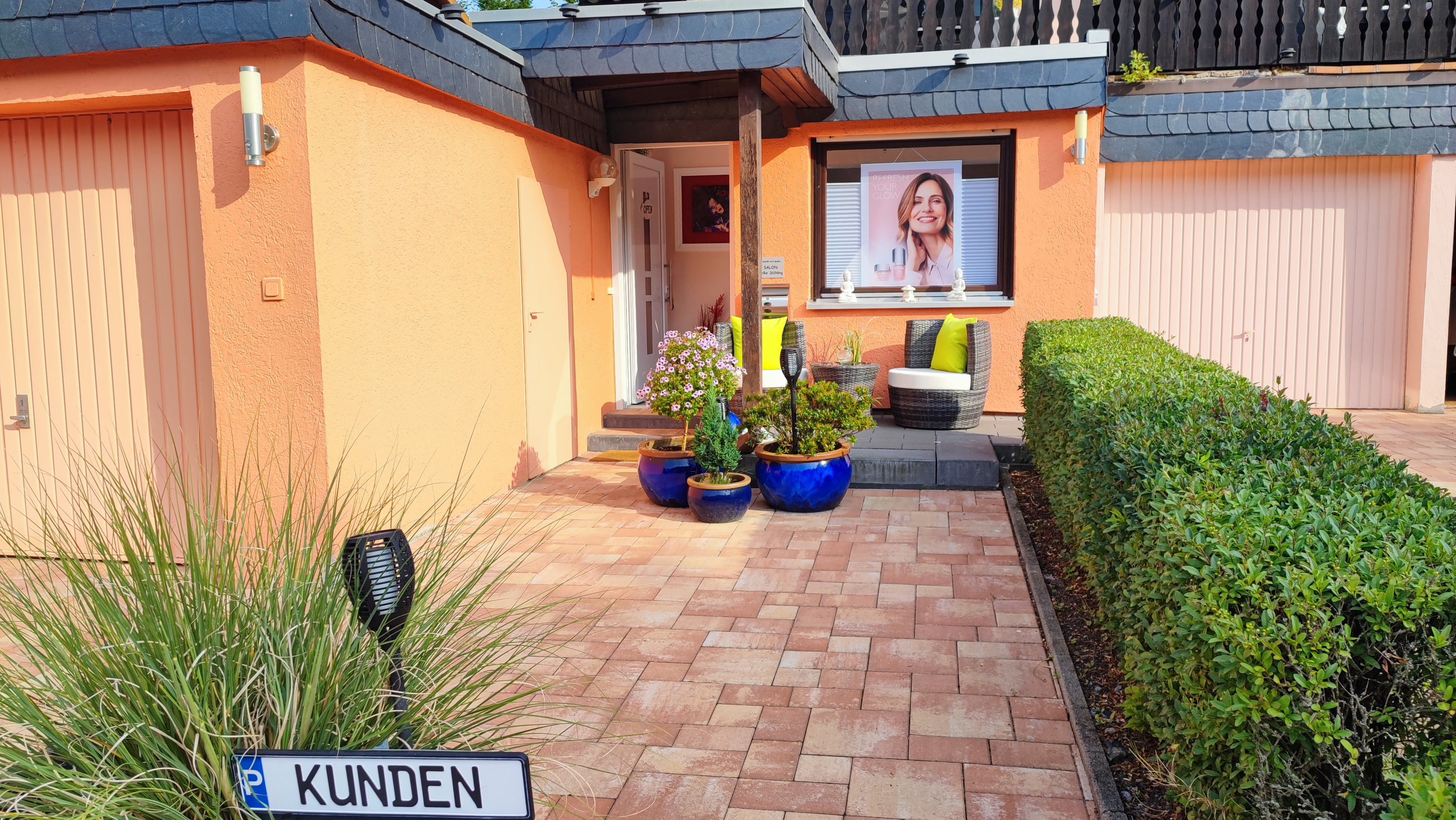 Parkplatz vor dem Eingang